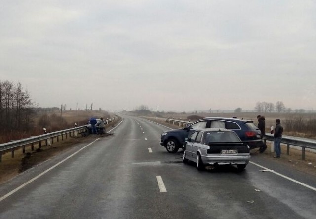 Очевидцы: На Берлинском шоссе столкнулись три машины, пострадал человек