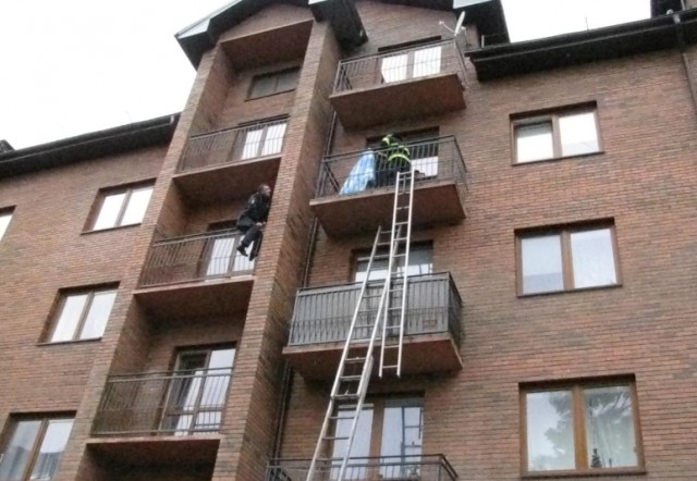 В Пионерском полиция и МЧС спасли пенсионерку, запертую на балконе