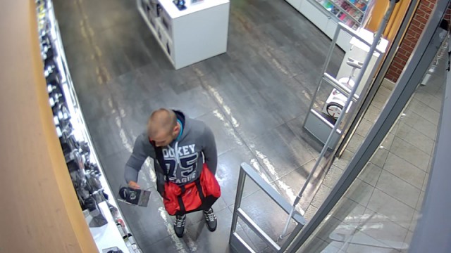 В Калининграде разыскивают мужчину, укравшего из магазина видеокамеру (видео)