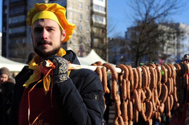 «Мясной интернационал»: в Калининграде отметили традиционный Праздник длинной колбасы (фото)
