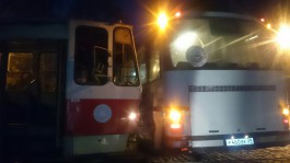 На проспекте Мира в Калининграде трамвай протаранил пассажирский автобус