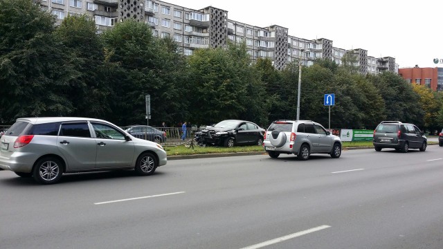 На Московском проспекте в Калининграде автомобиль врезался в ограждение (фото)