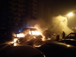 Полиция проводит проверку по факту возгорания автомобилей на ул. Фермора в Калининграде