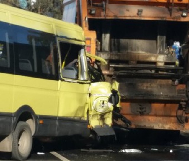 На ул. Невского в Калининграде маршрутка врезалась в мусоровоз: погибла женщина (видео)