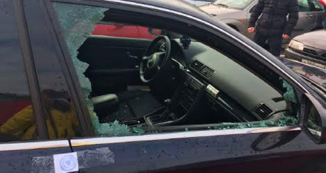 Калининградец разбил стекло в машине во время принудительной эвакуации