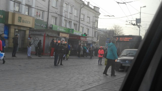 На Ленинском проспекте в Калининграде столкнулись легковушка, автобус и маршрутка
