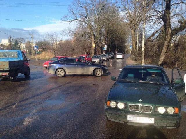 В Калининграде столкнулись БМВ и «Мазда»: пострадала женщина-водитель