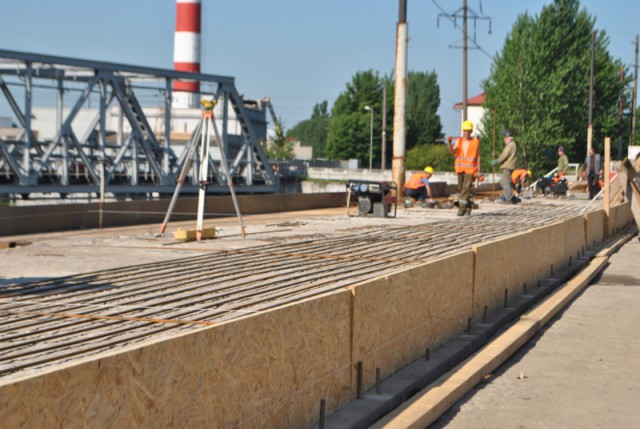 Подрядчик: Половина моста на улице Суворова будет готова в начале июля (фото)