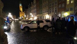 В центре Гданьска пьяный россиянин разбил две машины и заехал на пешеходную зону 