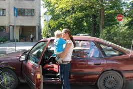 В Калининграде инспекторы ГИБДД спасли оставленного в машине годовалого ребёнка (фото)