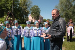 Цуканов пообещал из своей зарплаты купить костюмы для творческого коллектива из Калиновки (фото)