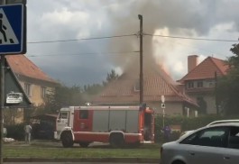 На ул. Тельмана в Калининграде загорелся немецкий дом (видео)