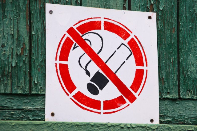 В России хотят запретить курение в коммунальных квартирах и на остановках