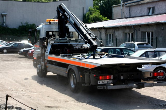 УМВД: Калининградец вывез чужой автомобиль на эвакуаторе и спрятал его под тентом