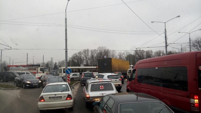 Из-за аварии с фурой в районе кольца на площади Василевского образовались пробки