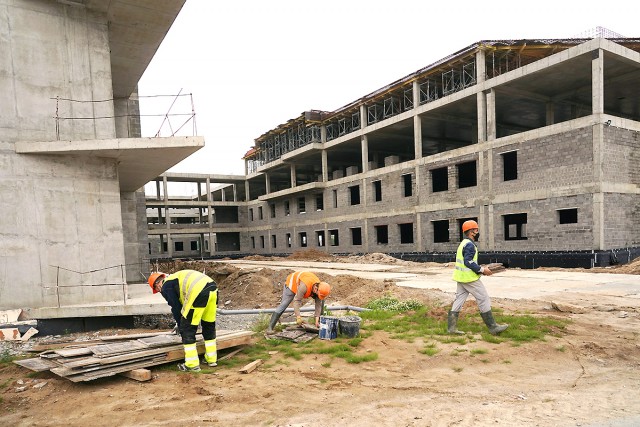 На стройплощадке калининградского онкоцентра работают больше 100 человек