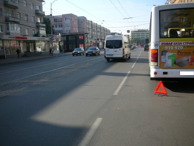 В центре Калининграда при резком торможении автобуса упала женщина-кондуктор