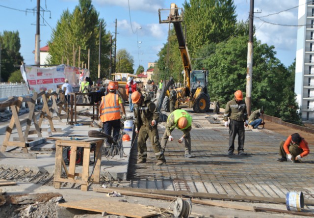 Численность рабочих на мосту на ул. Суворова в Калининграде увеличили на треть (фото)