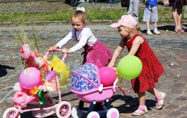 «Хаммер для тройни и конница для принцессы»: фоторепортаж Калининград.Ru с парада детских колясок (фото)