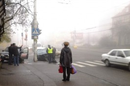 На ул. Горького в Калининграде после ДТП такси вылетело на тротуар