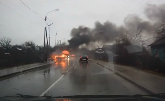 Во Взморье сгорел автомобиль (видео)