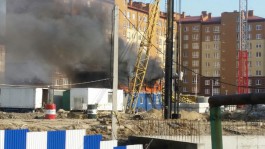 На ул. Артиллерийской в Калининграде горит двухэтажная бытовка (фото)