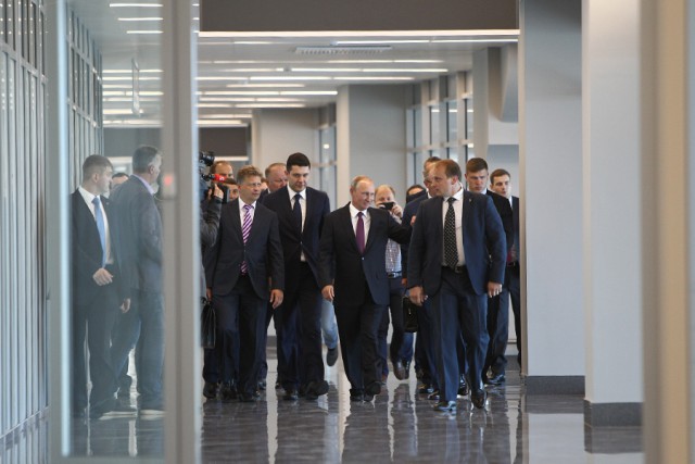 Алиханов рассказал, о чём спрашивал Путин во время осмотра аэропорта «Храброво»