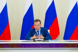 Медведев: У нас новогодние праздники очень длинные — для экономики это плохо