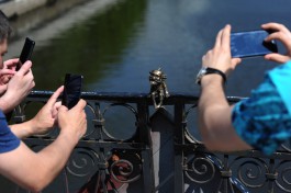 «Первый хомлин»: на Медовом мосту в Калининграде установили фигуру сказочного существа (фото)