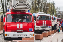 На площади Победы в Калининграде прошла выставка пожарной техники (фото)