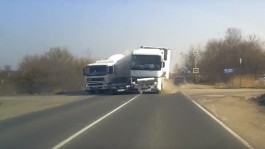 На Окружной в Калининграде столкнулись две грузовые машины и легковушка (видео)