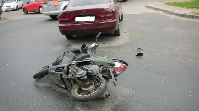 За два часа в ДТП на улицах Калининграда пострадали мотоциклист и скутерист