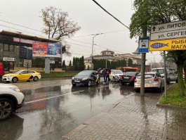 На Черняховского Uber протаранил «Яндекс.Такси»: заблокировано движение трамваев  (фото)