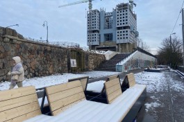 Рядом с Домом Советов в Калининграде установили необычные скамейки (фото)
