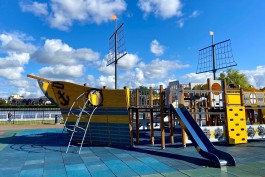 На Верхнем озере в Калининграде установили новую детскую площадку в виде корабля (фото)