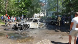 Во дворе на ул. Хмельницкого в Калининграде сгорел БМВ, огонь повредил «Мерседес»