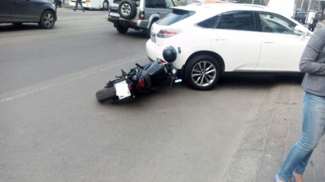 В Калининграде мотоцикл после столкновения с «Фольксвагеном» врезался в «Лексус» 