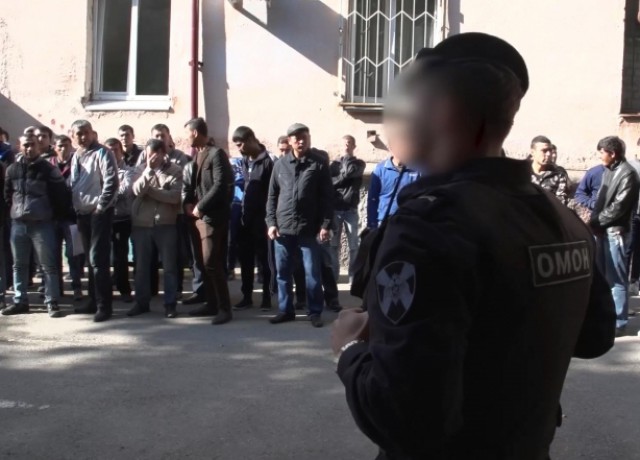 Полицейские проверили в Калининграде больше сотни мигрантов (видео)
