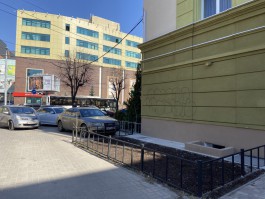 На улице Театральной в Калининграде вандалы разрисовали отремонтированный фасад дома