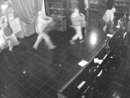 Полиция разыскивает подозреваемых в краже из ювелирного магазина в Светлогорске (видео)