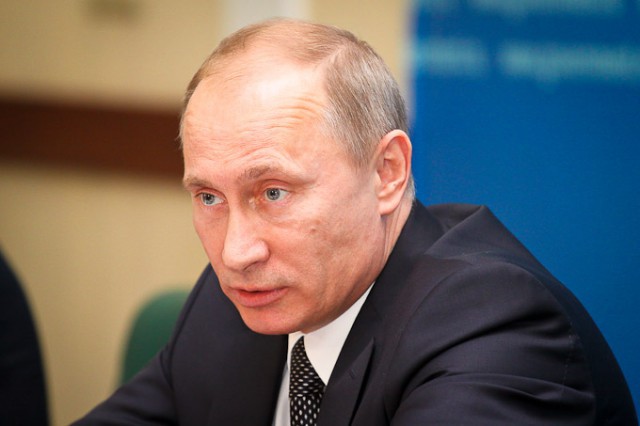 Опрос: Две трети россиян хотели бы видеть Путина президентом после 2018 года