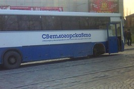 Отлетевшее автобусное колесо помяло припаркованную машину на Ленинском проспекте