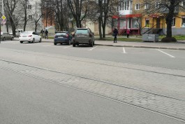 На трамвайных путях на улице Багратиона в Калининграде просела уложенная осенью плитка (фото)