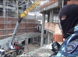 На стройплощадке театра эстрады в Светлогорске задержали более 40 иностранцев (фото)