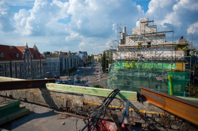 «Опять не уложимся»: власти в очередной раз продлили срок ремонта домов на Ленинском проспекте