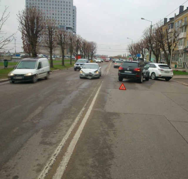 В Калининграде столкнулись «Фольксваген» и «Додж»: пострадал мужчина
