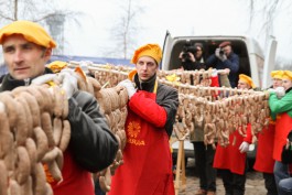 «По кёнигсбергским традициям»: в Калининграде изготовили 300-метровую колбасу (фото)