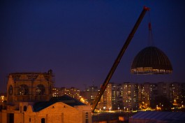«Плюс 23 тонны»: на Острове установили купол на здание синагоги (фото)