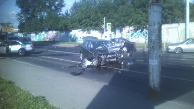 На перекрёстке улиц Транспортной и Суворова произошло серьёзное ДТП: движение затруднено (фото)