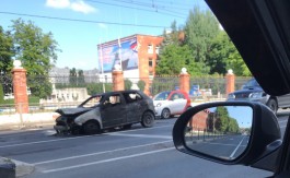 На Советском проспекте в Калининграде на ходу загорелся автомобиль